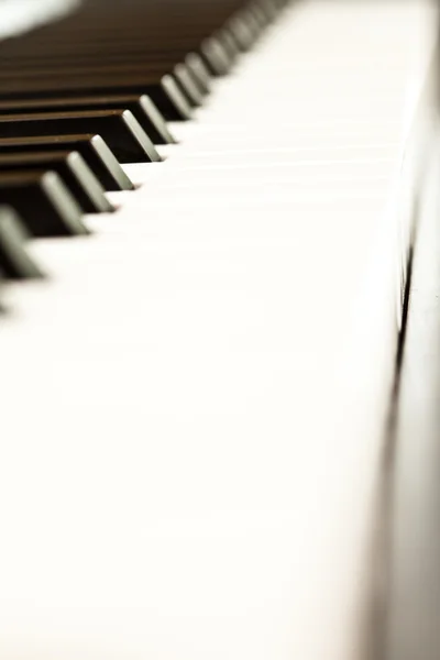 Закрытие клавиш фортепиано — стоковое фото