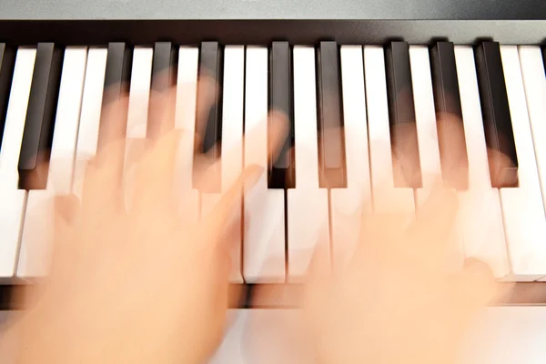 Quelqu'un joue du piano — Photo