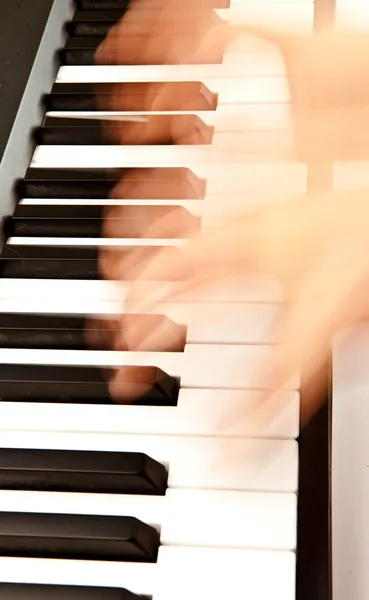 Manos tocando el piano — Foto de Stock