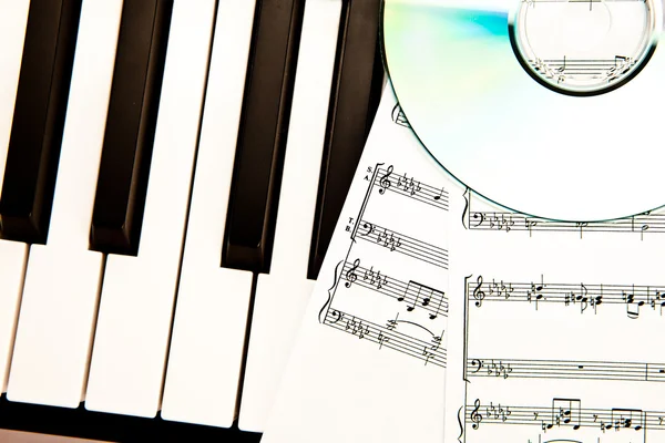 Partitions compactes sur disque et musique placées sur piano — Photo