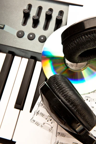 Headphone placed on a synth — Stock Photo, Image