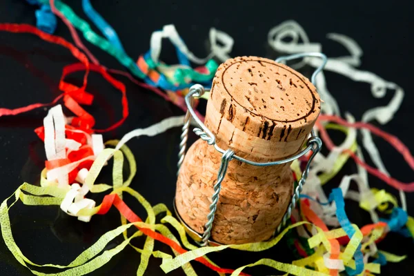 Cork in het midden van confetti — Stockfoto