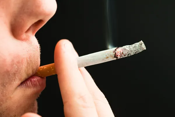 Man smoking a cigarette — Stock Photo, Image