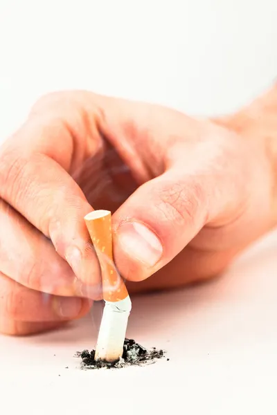 Ручная дробление сигареты — стоковое фото