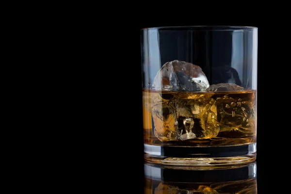 Tuimelaar glas met whisky — Stockfoto