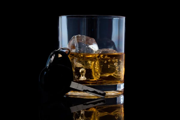 Tumbler verre avec whisky et une clé de voiture — Photo