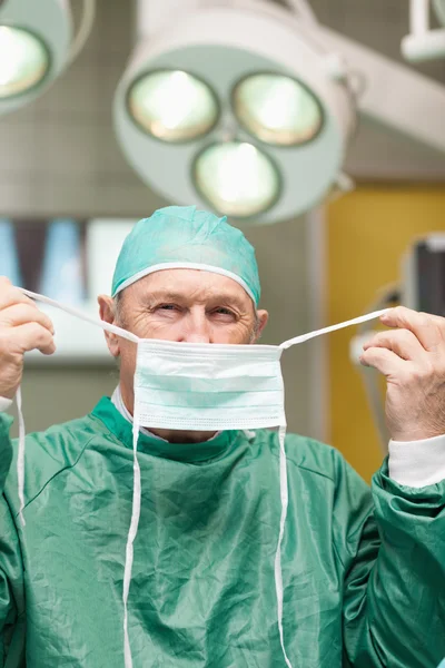 Surgeon putting on a surgical mask — Stock Photo, Image