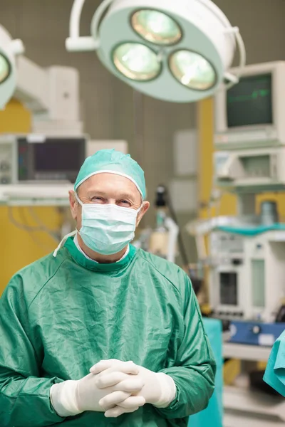 Gelukkig chirurg overschrijding zijn handen — Stockfoto