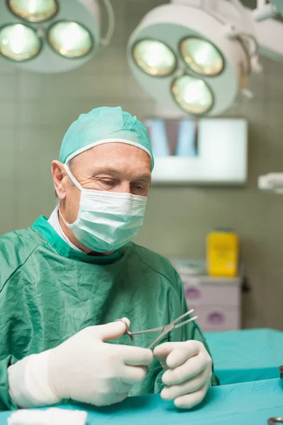 Surgeon holding scissors — Stock Photo, Image