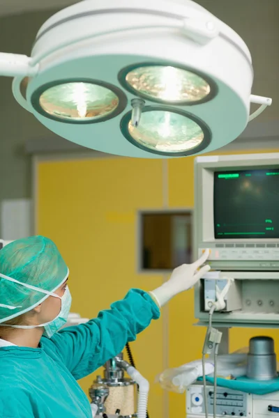 Surgeon checking monitor — Stock Photo, Image