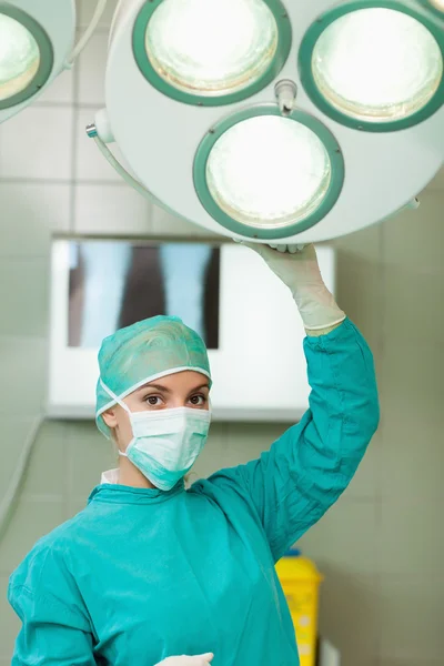 Chirurgien tenant une lumière chirurgicale — Photo