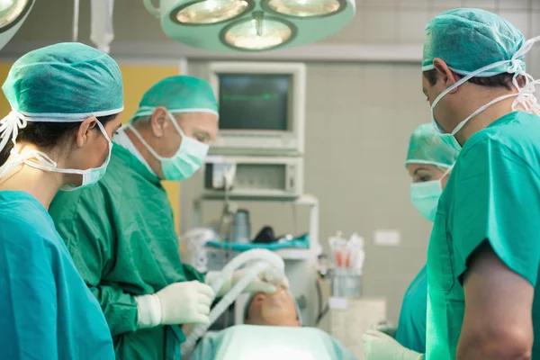 Surgical team working together — Stock Photo, Image