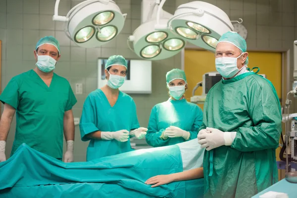 Equipe médica em torno de um paciente — Fotografia de Stock