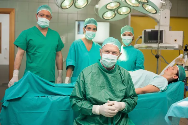 Equipe cirúrgica em torno de um paciente — Fotografia de Stock