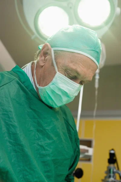 Cirurgião sob luz cirúrgica — Fotografia de Stock