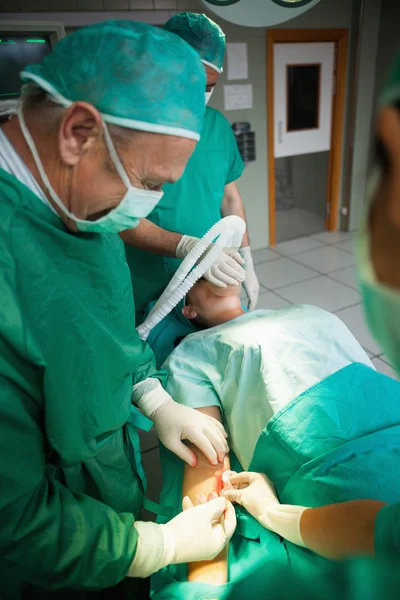 Surgeon using a scalpel to open a patient — Stock Photo, Image