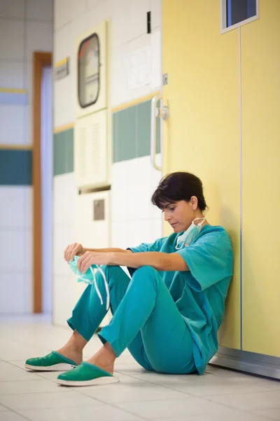 Mujer cirujana sentada — Foto de Stock