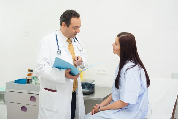 Paciente escuchando a un médico — Foto de Stock