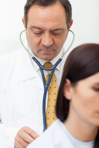 Doutor auscultando um paciente — Fotografia de Stock
