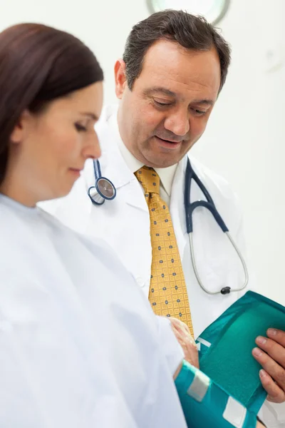 Doctor colocando un esfigmomanómetro alrededor del brazo de su paciente — Foto de Stock