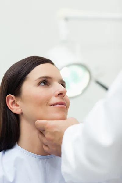 Donna paziente in stato di auscultazione da un medico — Foto Stock