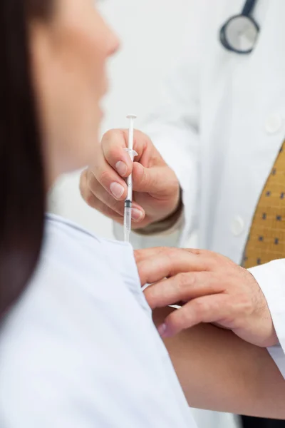 Primo piano di un medico che effettua un'iniezione ad un paziente — Foto Stock