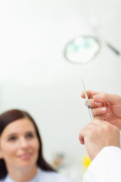 Arts een injectie voorbereiden op een patiënt — Stockfoto