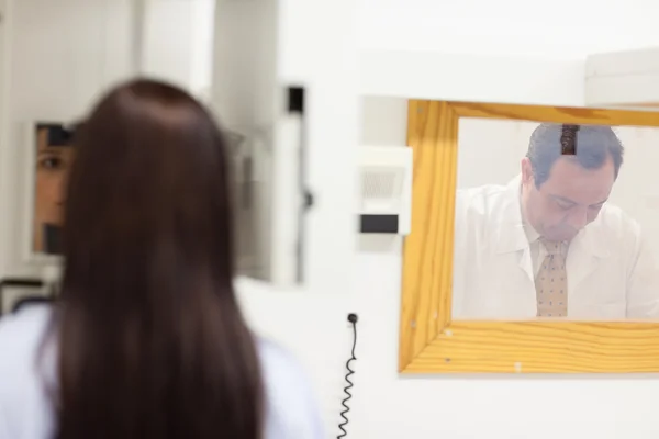 Doctor realizando una radiografía —  Fotos de Stock