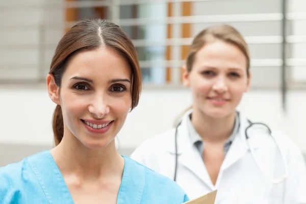 Enfermeira sorridente e médico em pé — Fotografia de Stock