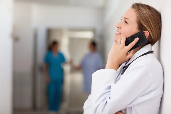 Doctor against a wall phoning — Stock Photo, Image