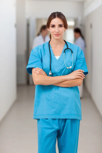 Zdravotní sestra, založila si ruce stoje — Stock fotografie