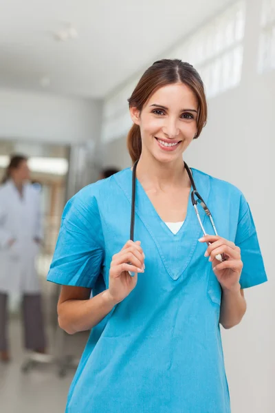 Sjuksköterska hålla ett stetoskop runt halsen — Stockfoto