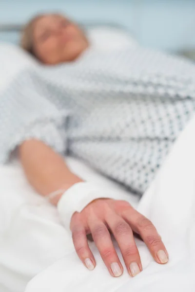 Fokus auf die Hand eines Patienten, der auf einem Bett liegt — Stockfoto