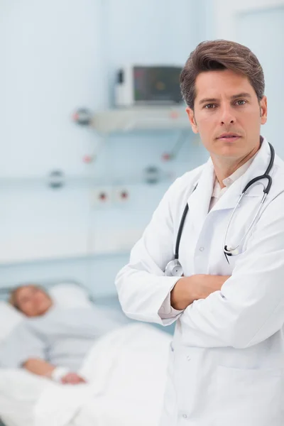 Médico cruzando braços enquanto está de pé — Fotografia de Stock