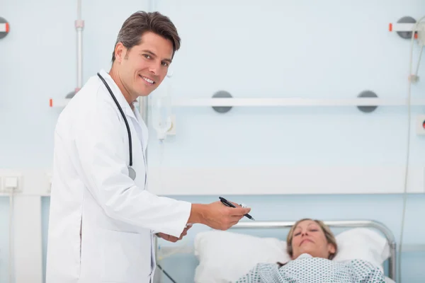 Doctor de pie junto a su paciente — Foto de Stock