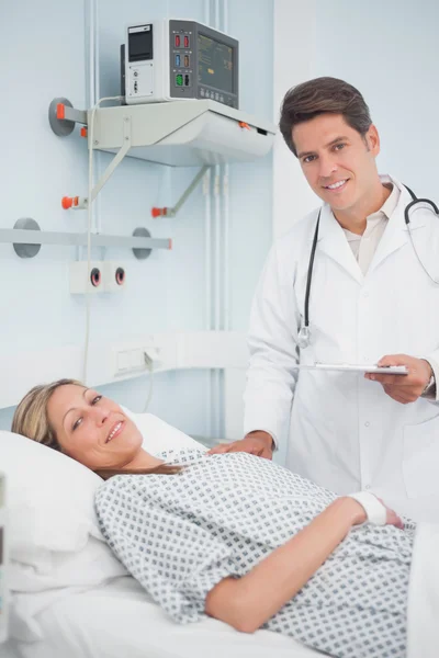 Médico e paciente sorrindo — Fotografia de Stock