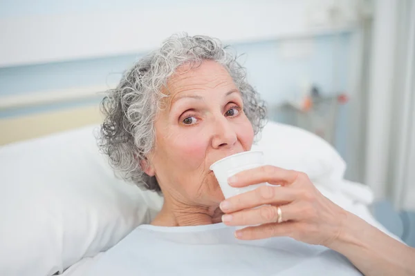 Elderly patient drinking — Stock Photo, Image