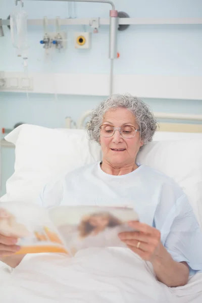 Lettura del paziente Una rivista — Foto Stock