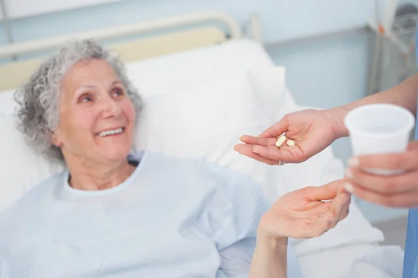 Paciente que recibe medicamentos — Foto de Stock