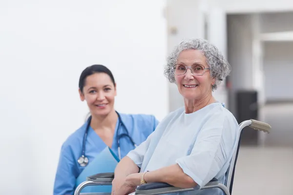 Patient en fauteuil roulant à côté d'une infirmière — Photo