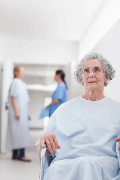 Patient assis dans un fauteuil roulant — Photo