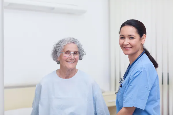 Krankenschwester hilft einem Patienten — Stockfoto