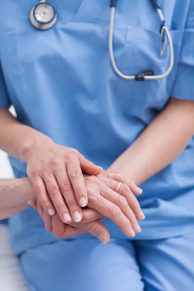 Close up van een verpleegster bezit is van de hand van een patiënt — Stockfoto