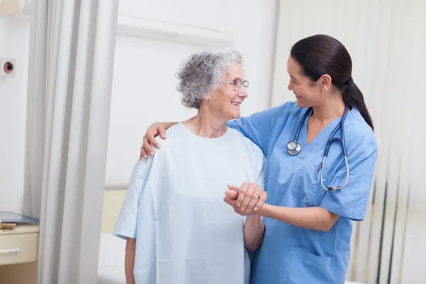 Νοσοκόμα και ένας ασθενής στέκεται — Φωτογραφία Αρχείου