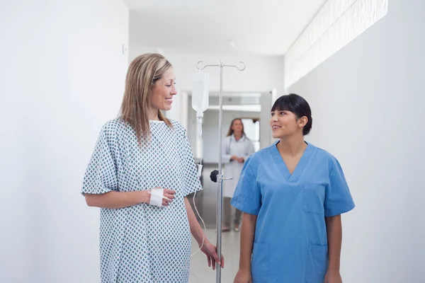 Krankenschwester neben einem Patienten — Stockfoto