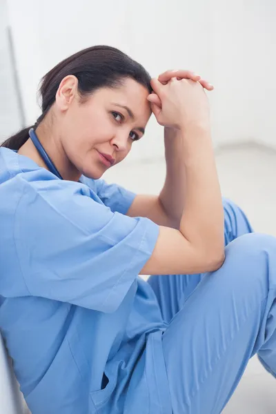 Nurse sitting on the floor — Stock Photo, Image