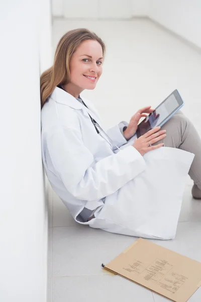 Medico utilizzando un ebook mentre seduto — Foto Stock