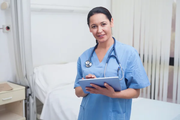 Enfermeira usando um tablet pc — Fotografia de Stock