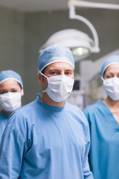 Equipe médica usando máscara e boné — Fotografia de Stock
