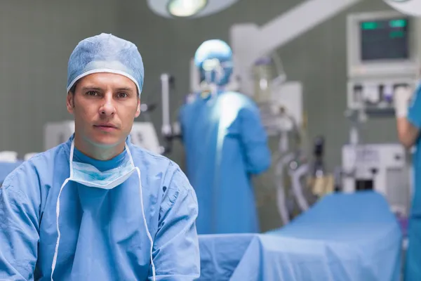 Arzt neben dem Operationstisch — Stockfoto